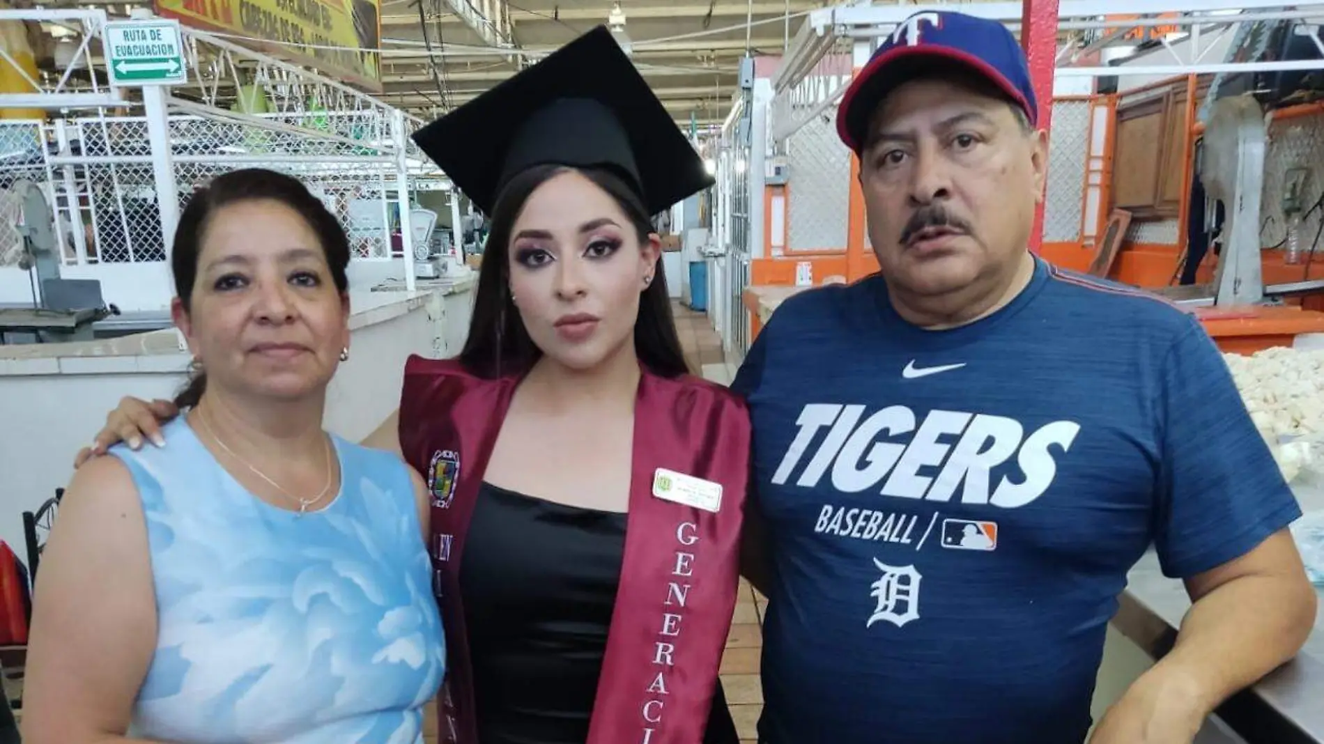 joven se gradua y festeja en la carniceria de sus padres